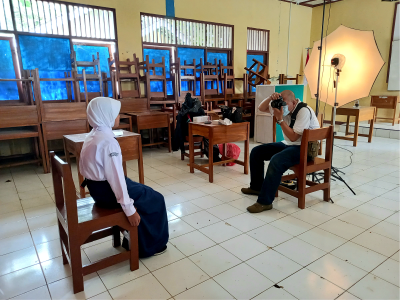 Sesi foto kelas 7 untuk keperluan pembuatan kartu osis, pelajar, maupun kartu perpustakaan