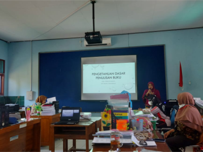 Penyampaian Materi Penulisan Buku dan Artikel oleh Ibu Fitriani Tri Rahayu, S.Pd.