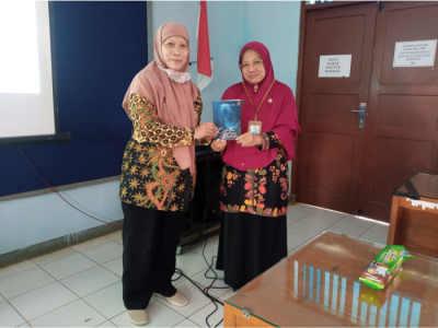 Pemberian Penghargaan oleh Ibu Fitriani Tri Rahayu, S,Pd. kepada Ibu Elin Nurantiti, S.Ag.