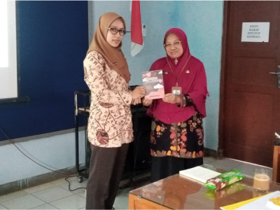Pemberian Penghargaan oleh Ibu Fitriani Tri Rahayu, S,Pd. kepada Ibu Dwi Susilo Maharini, S.Pd.