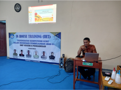 Penyampaian Materi oleh Bapak Untung Sugiharto, S.Pd.
