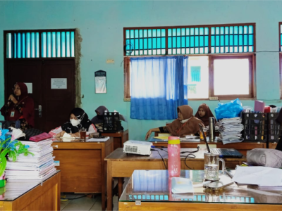 Penyampaian Materi Penulisan Buku dan Artikel oleh Ibu Fitriani Tri Rahayu, S.Pd.