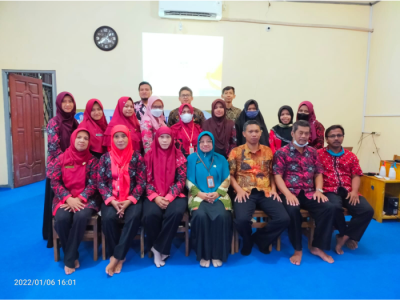 Foto Guru SMP Negeri 2 Pengadegan bersama Pembicara IHT Hari Keempat (Bapak Untung Sugiharto, S.Pd.)