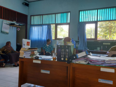 Antusiasme Guru dan Karyawan dalam Menyimak Materi Penulisan Buku dan Artikel