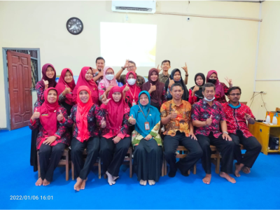 Foto Guru SMP Negeri 2 Pengadegan bersama Pembicara IHT Hari Keempat (Bapak Untung Sugiharto, S.Pd.)