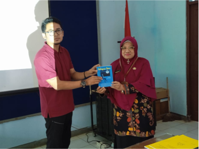 Pemberian Penghargaan oleh Ibu Fitriani Tri Rahayu, S,Pd. kepada Bapak Eri Setiawan, S.Pd.