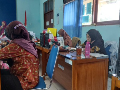 Antusiasme Guru dan Karyawan dalam Menyimak Materi Penulisan Buku dan Artikel