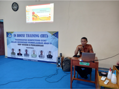 Penyampaian Materi oleh Bapak Untung Sugiharto, S.Pd.