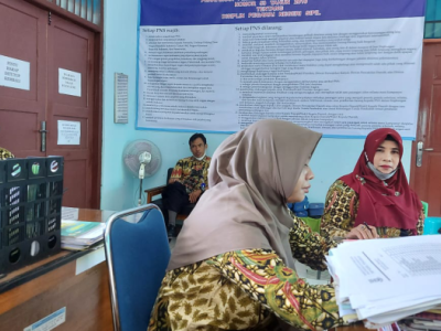 Antusiasme Guru dan Karyawan dalam Menyimak Materi Penulisan Buku dan Artikel